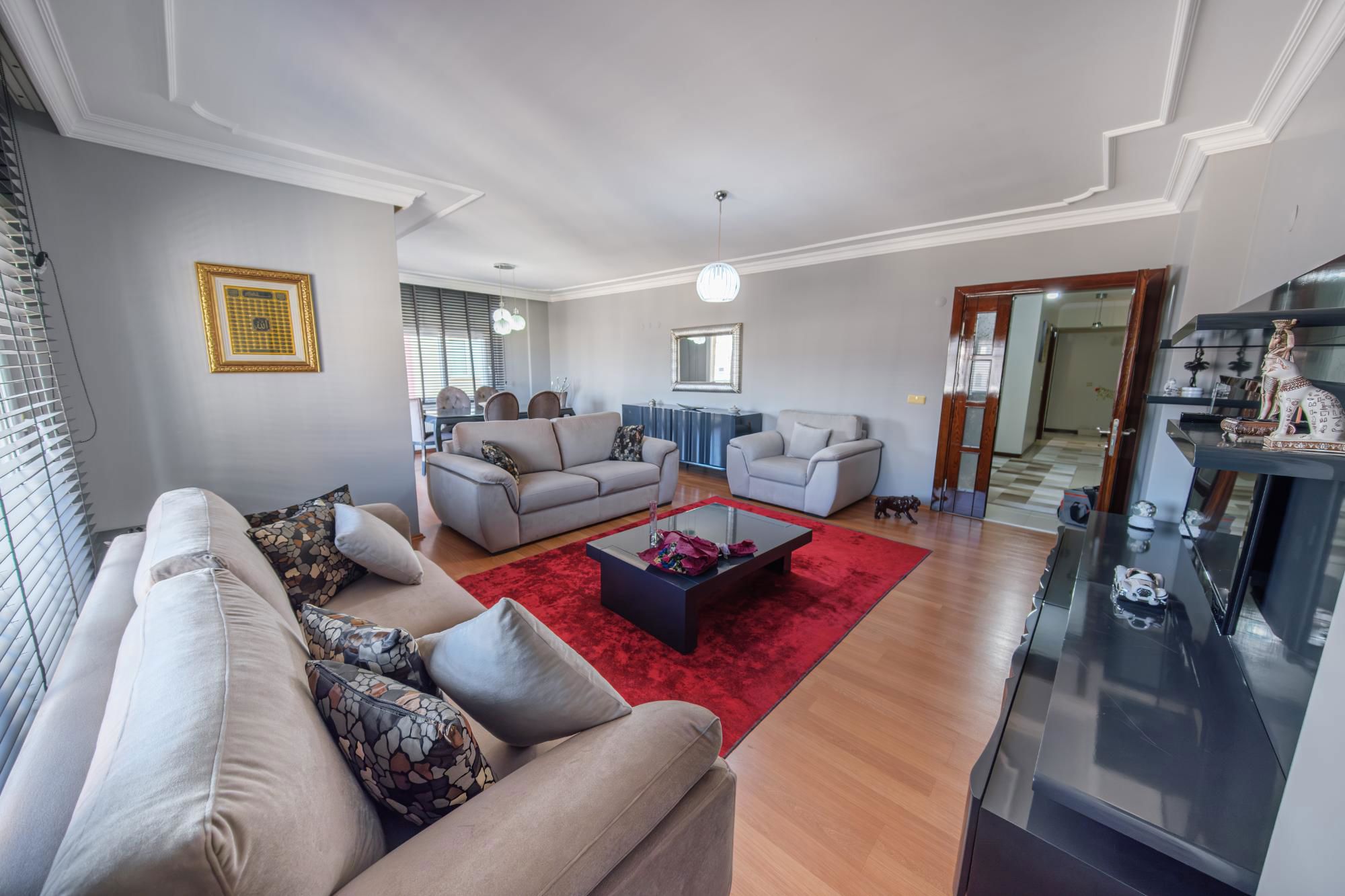 FERAH,AYDINLIK VE GENİŞ KULLANIM ALANINA SAHİP BAKIMLI 3+1 DAİRE