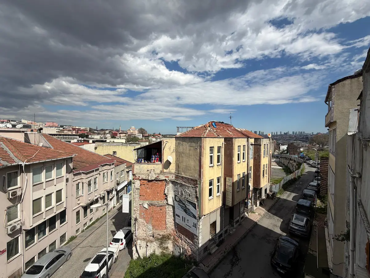 FATİH VEFA'DA CADDE ÜZERİ KOMPLE BİNA