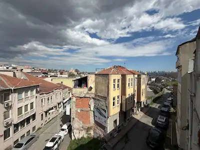 FATİH VEFA'DA CADDE ÜZERİ KOMPLE BİNA