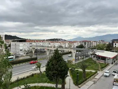 İSMET İNÖNÜ 'DE CADDEYE YAKIN MANZARALI 2+1 KAPALI MUTFAK DAİRE