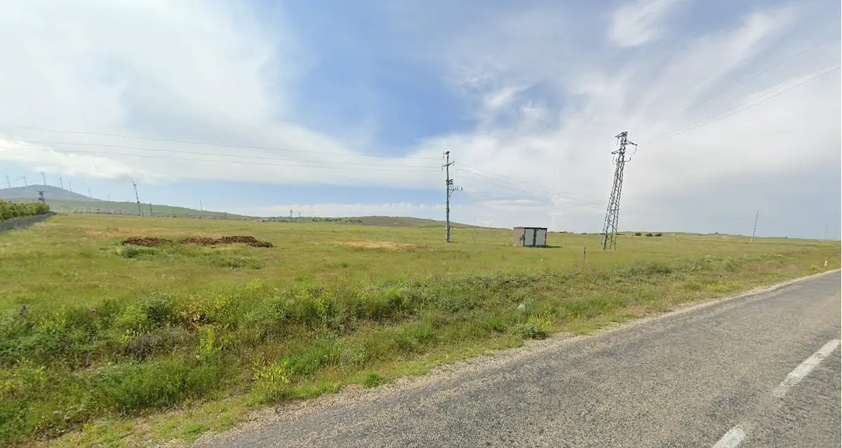 KIRŞEHİR MUCUR'DA YOLA CEPHE 39.021 M2 ACİL SATILIK TARLA