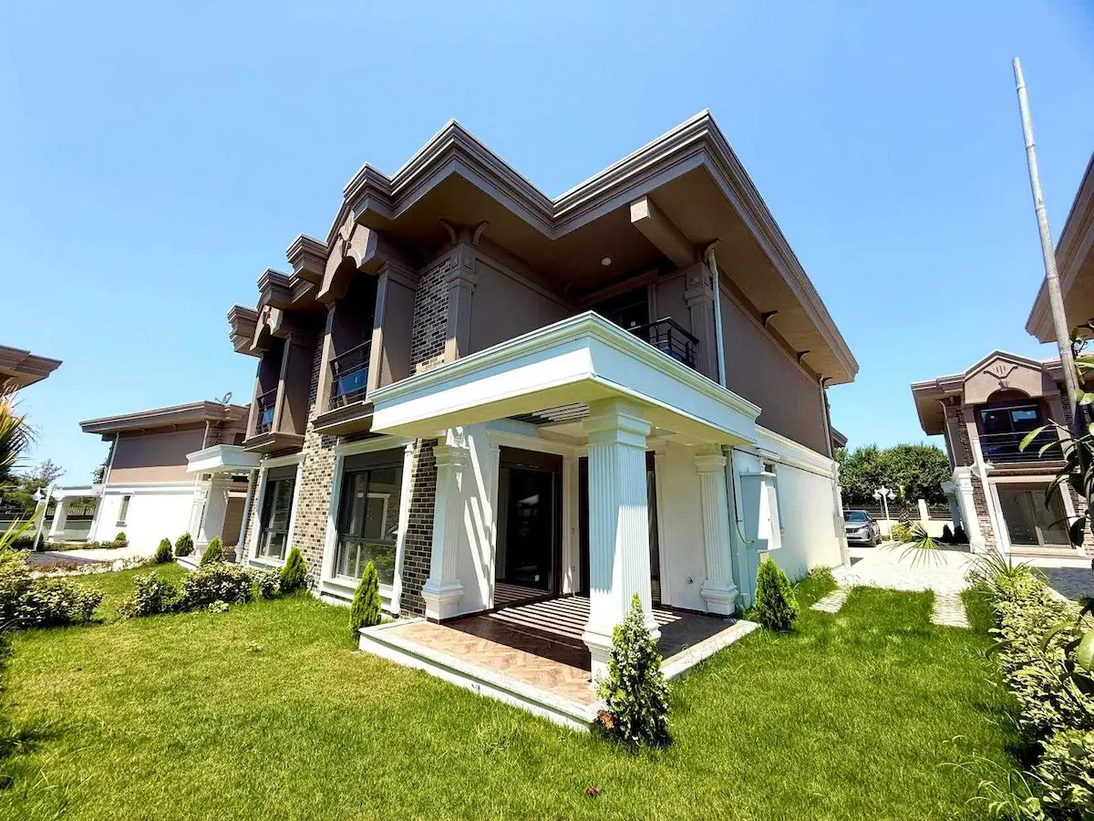 KOCAELI BAŞISKELE'DE SITE İÇINDE SATILIK 4+1 LÜKS VILLA