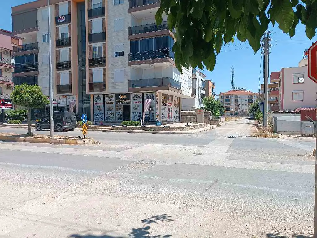BELEDİYE ARKASINDA KIRKKÖZ CADDESİNE CEPHE SATILIK DÜKKAN