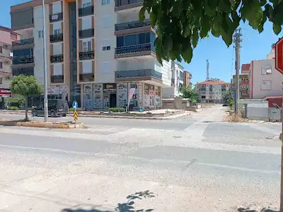 BELEDİYE ARKASINDA KIRKKÖZ CADDESİNE CEPHE SATILIK DÜKKAN