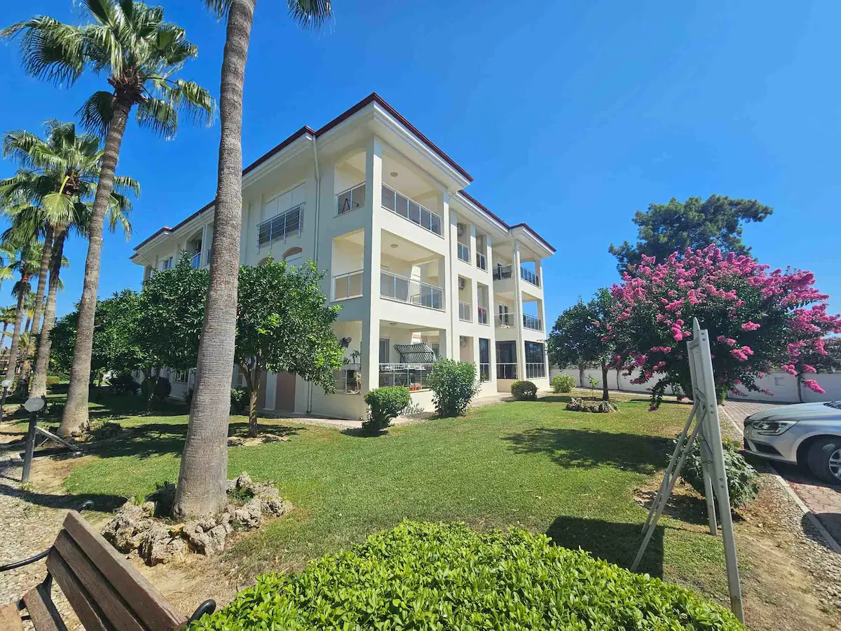 MANAVGAT ILICA FOUR SEASONS SİTESİNDE ARA KAT KÖŞE BAŞI EŞYALI SATILIK 2+1 DAİRE