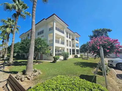 MANAVGAT ILICA FOUR SEASONS SİTESİNDE ARA KAT KÖŞE BAŞI EŞYALI SATILIK 2+1 DAİRE