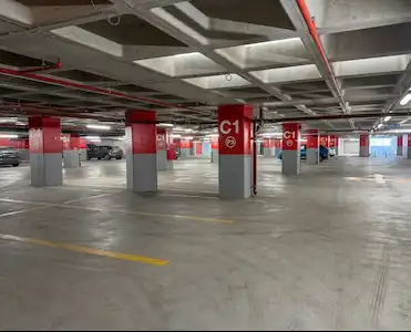 BAĞLANTI NOKTASINDA KAPALI OTOPARK VE ARAÇ STOK ALANI