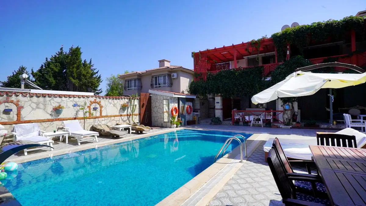 ALAÇATI’DA SATILIK 14 ODALI EŞYALI BUTİK OTEL | AÇIK HAVUZ + KAPALI HAVUZ