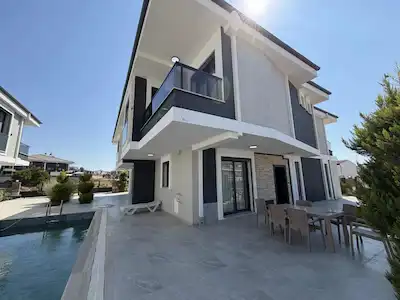 DİDİM LİMAN YOLUNA 250 METRE 3+1 AYRI MUTFAKLI FULL EŞYALI HAVUZLU ÖN CEPHE VİLLA