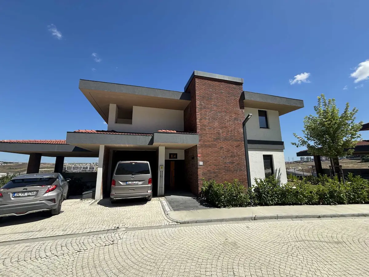 BAHÇEŞEHİR VADİ EVLERİ 1. ETAP'TA SATILIK MÜSTAKİL 6+2 VİLLA