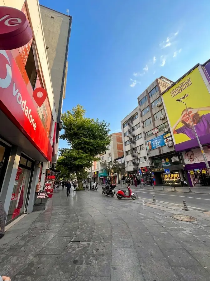 ÇORLU OMURTAK CADDESİ'NİN KALBİNDE 180 M² YATIRIMLIK PRESTİJLİ MAĞAZA