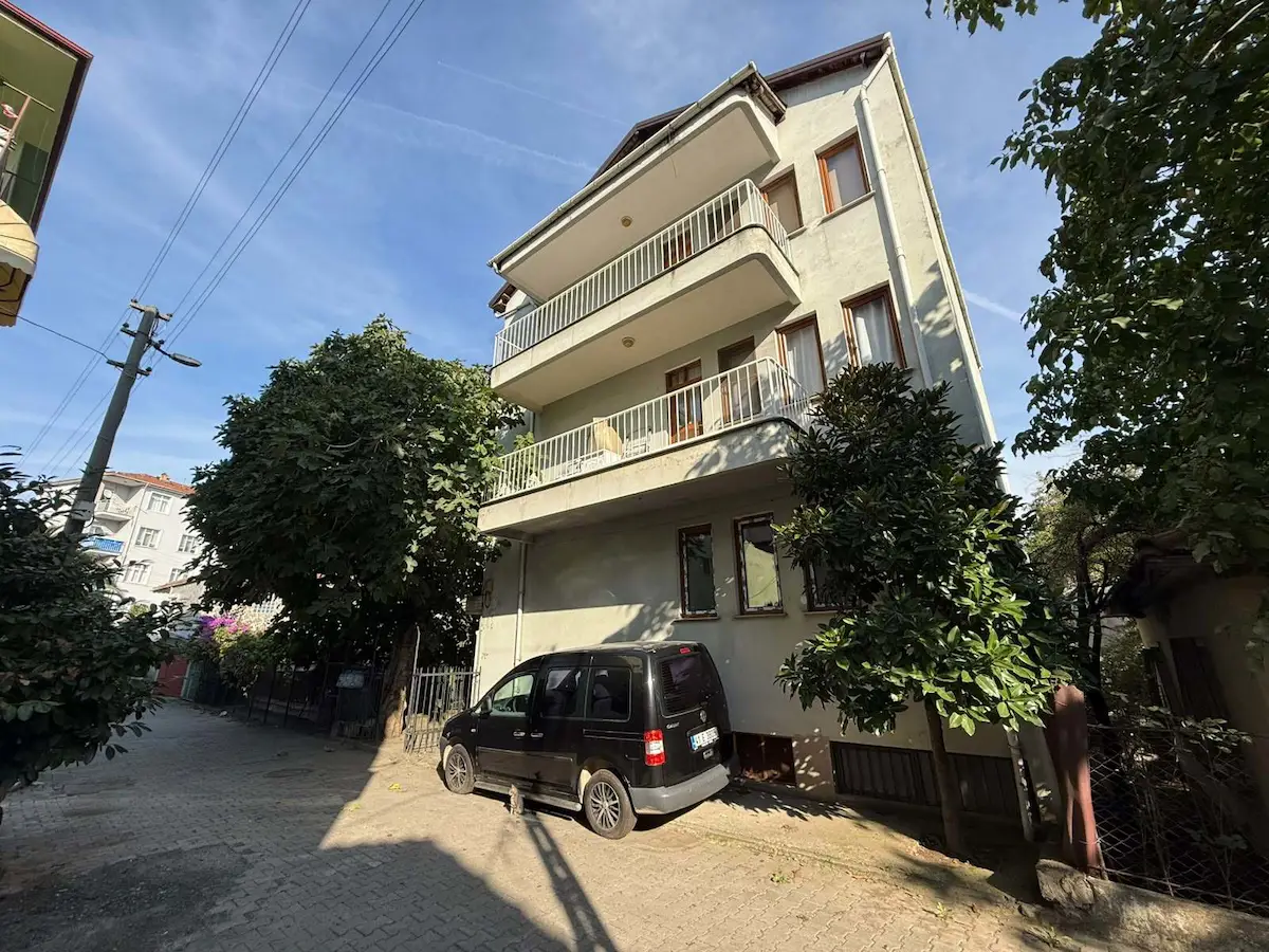 GÖLCÜK DONANMA MAH.’DE 3+1 | 110 M2 | YÜKSEK GİRİŞ | KİRALIK DAİRE