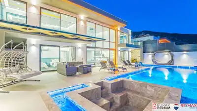 KAŞ BEZİRGAN’DA DENİZ MANZARALI SATILIK 2 VİLLA VE 4.911 M² HİSSE