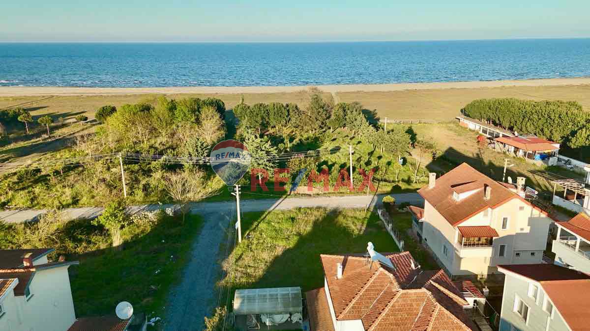 ASUMAN MÜTEVELLİOĞLU’NDAN DENİZE SIFIR KONUMDA KÖŞE ARSA