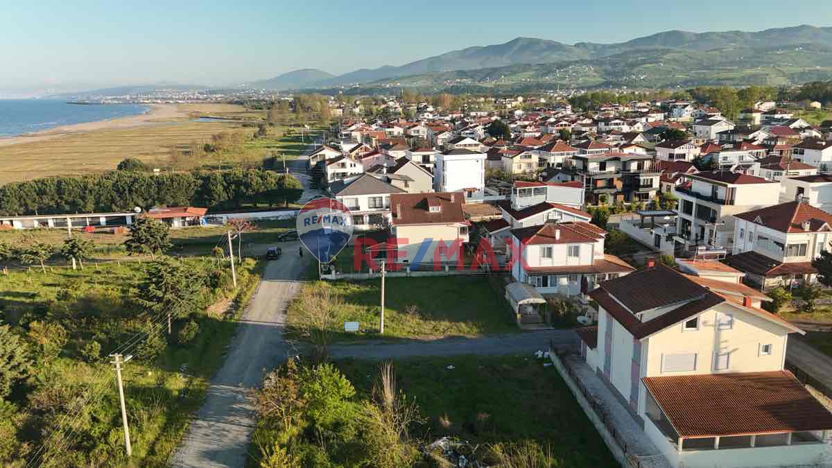 ASUMAN MÜTEVELLİOĞLU’NDAN DENİZE SIFIR KONUMDA KÖŞE ARSA