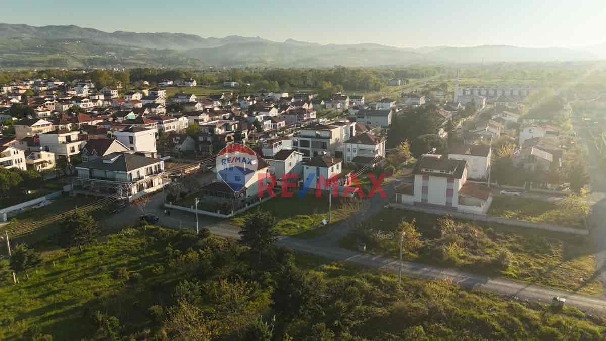 ASUMAN MÜTEVELLİOĞLU’NDAN DENİZE SIFIR KONUMDA KÖŞE ARSA
