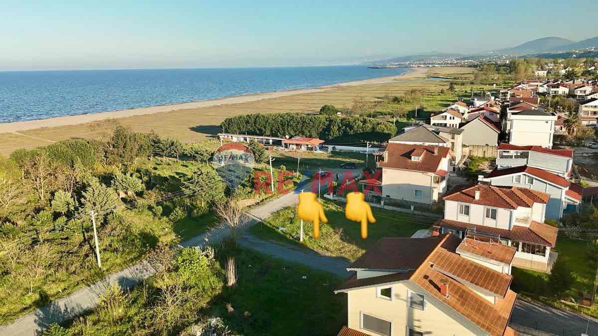 ASUMAN MÜTEVELLİOĞLU’NDAN DENİZE SIFIR KONUMDA KÖŞE ARSA