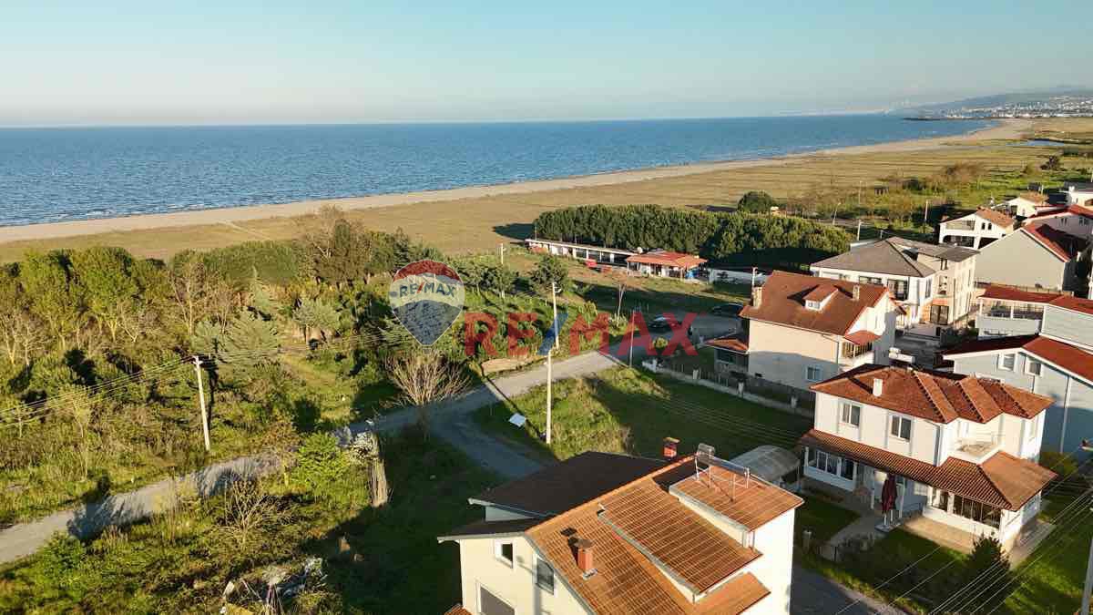 ASUMAN MÜTEVELLİOĞLU’NDAN DENİZE SIFIR KONUMDA KÖŞE ARSA