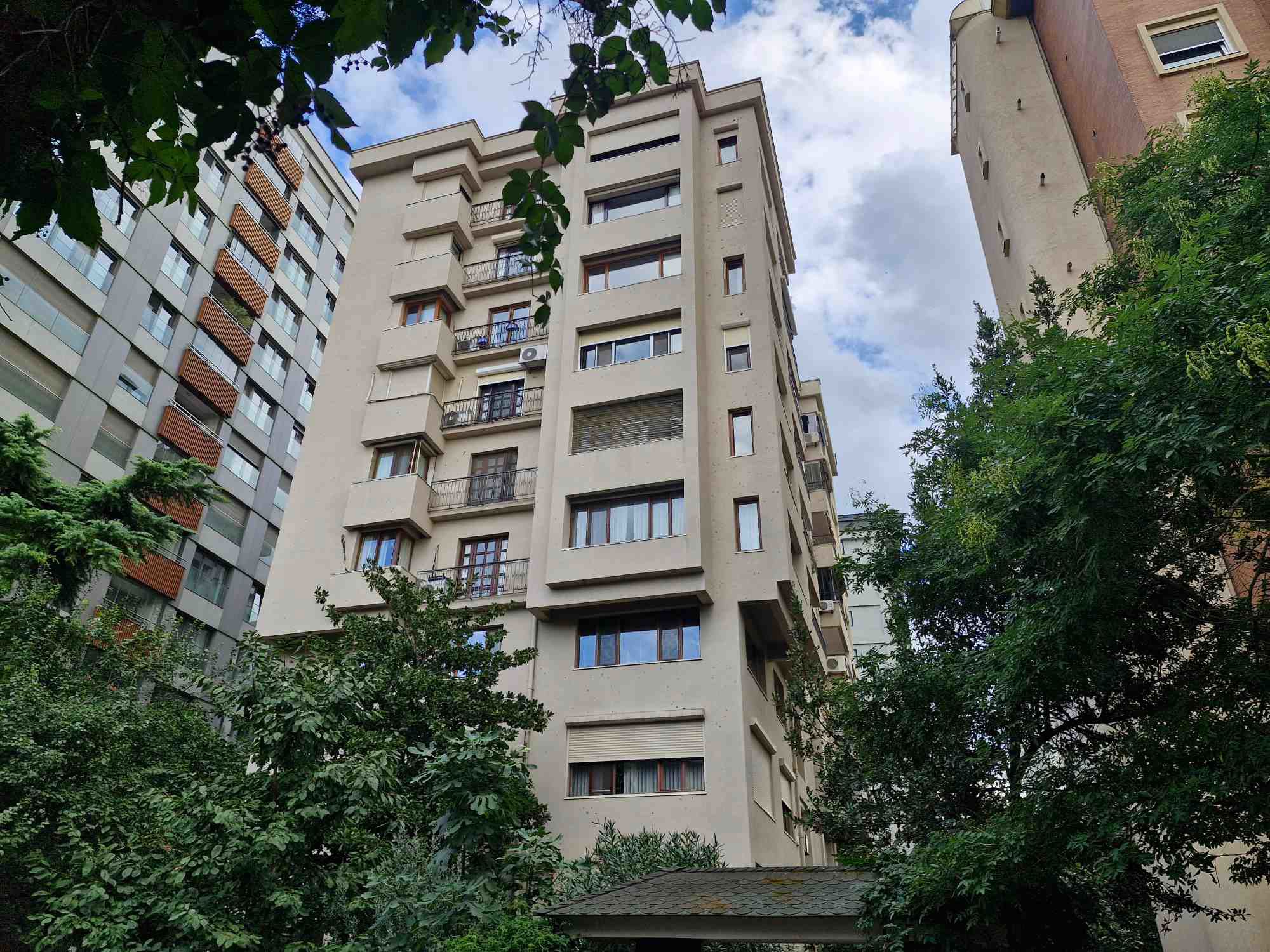 CADDEBOSTAN SAHİLDE ABDÜLKADİR NOYAN SOKAKTA SATILIK 4+1 DAİRE