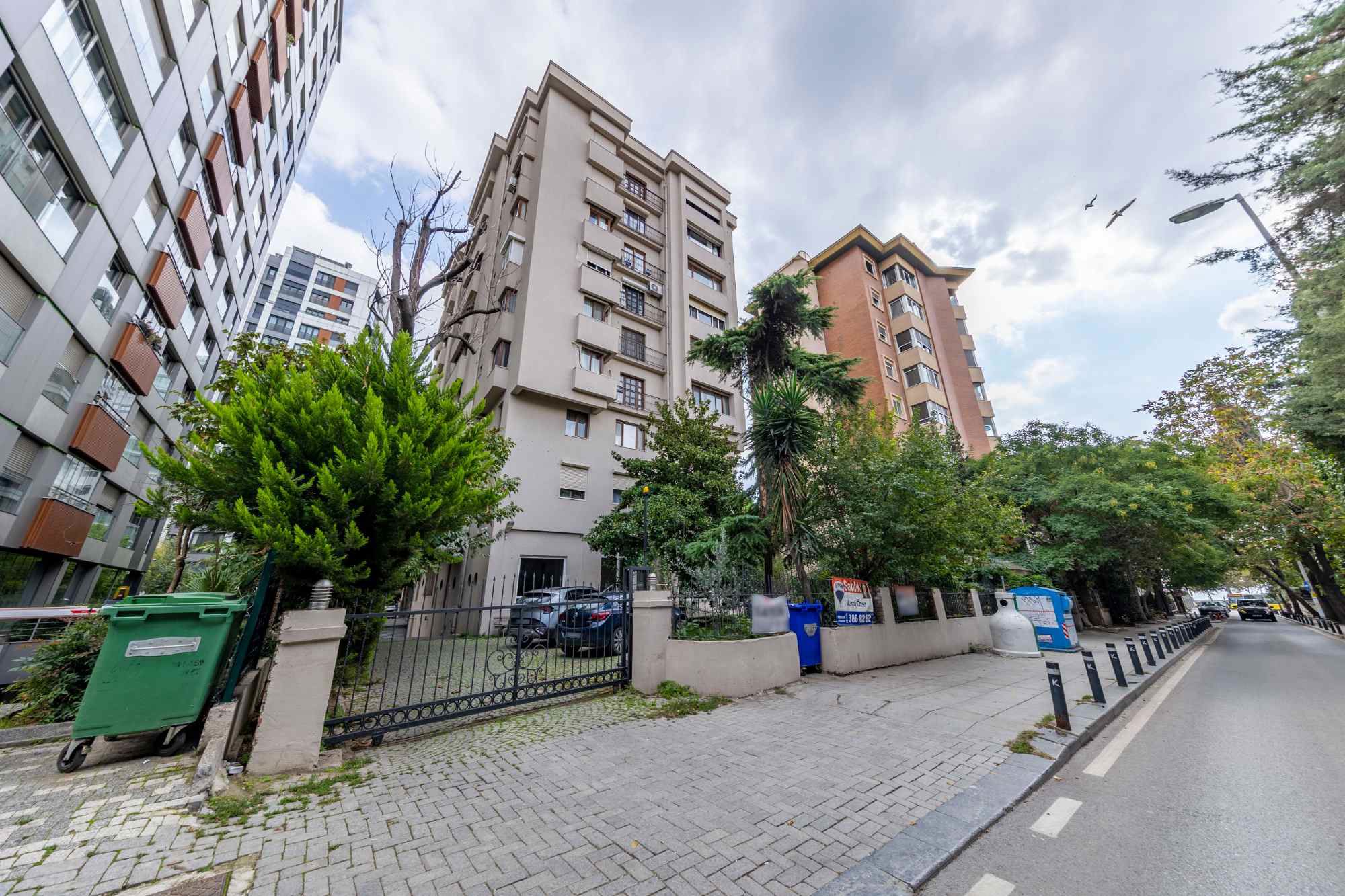 CADDEBOSTAN SAHİLDE ABDÜLKADİR NOYAN SOKAKTA SATILIK 4+1 DAİRE