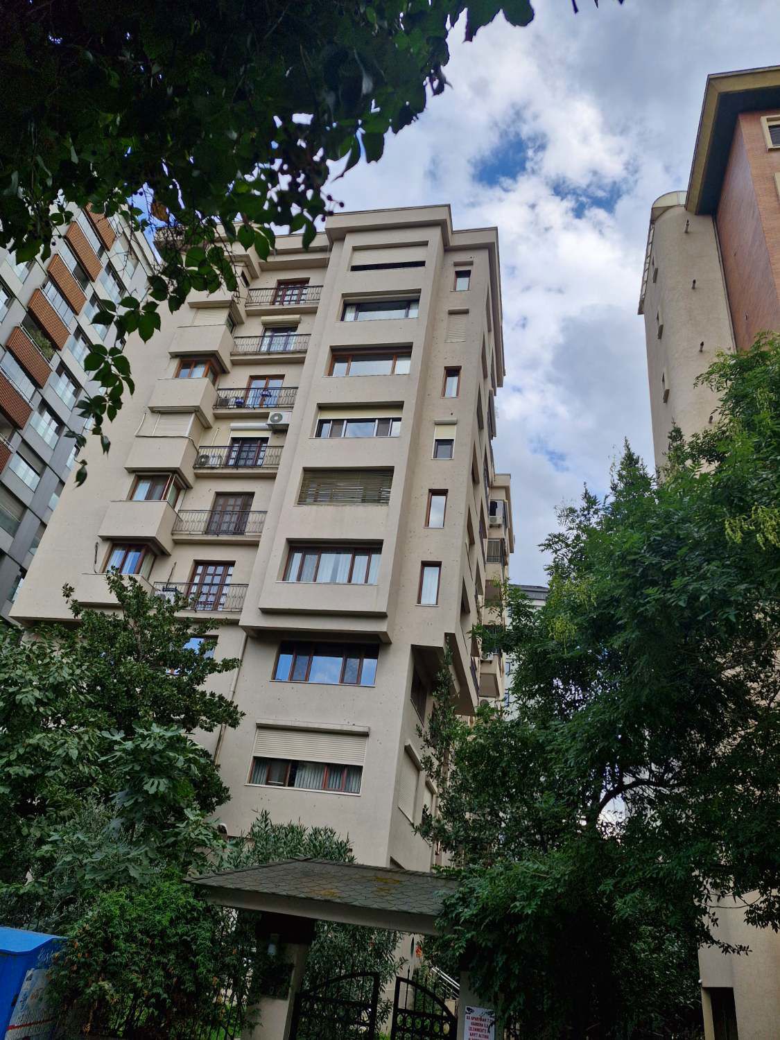 CADDEBOSTAN SAHİLDE ABDÜLKADİR NOYAN SOKAKTA SATILIK 4+1 DAİRE