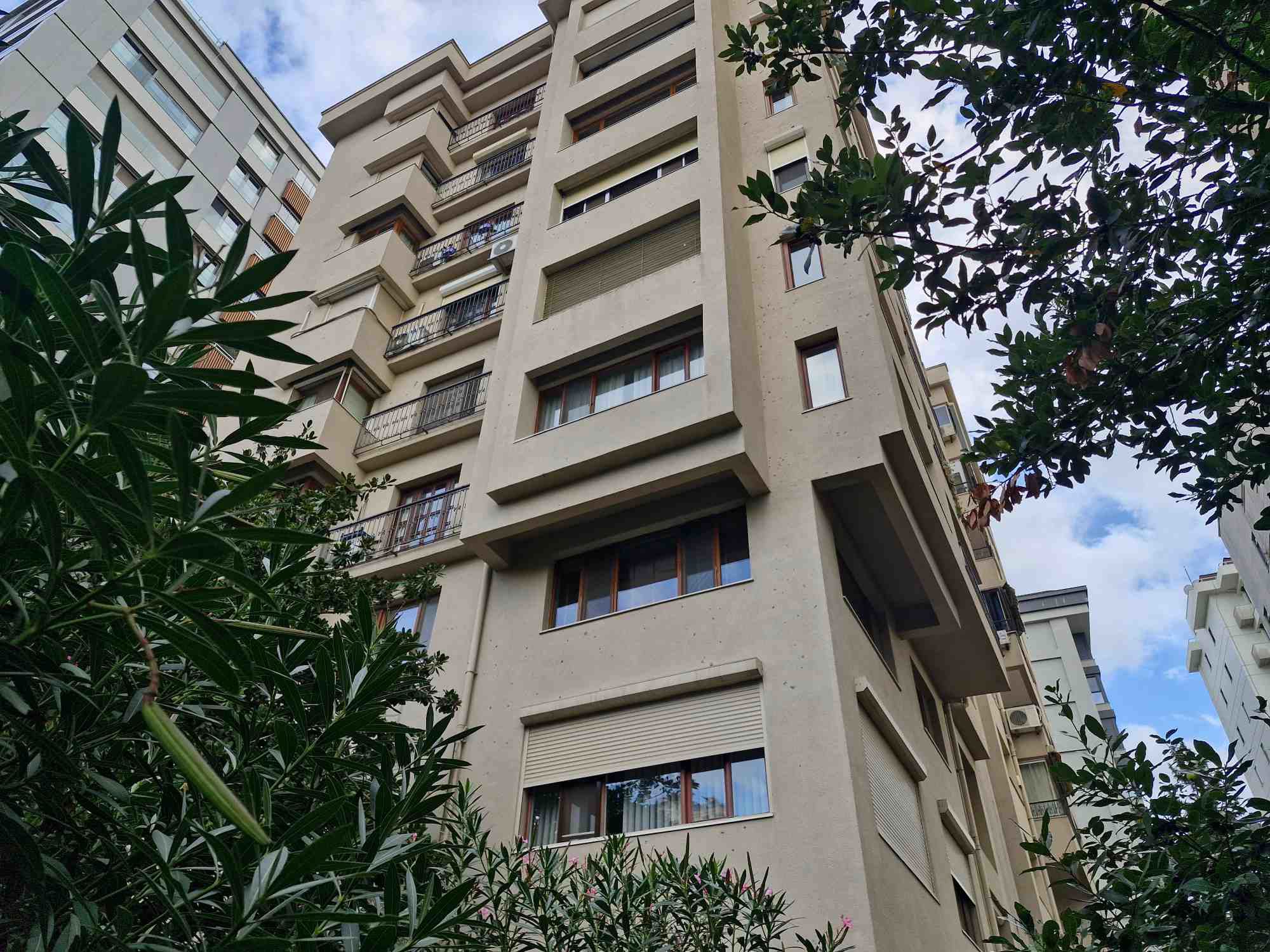 CADDEBOSTAN SAHİLDE ABDÜLKADİR NOYAN SOKAKTA SATILIK 4+1 DAİRE