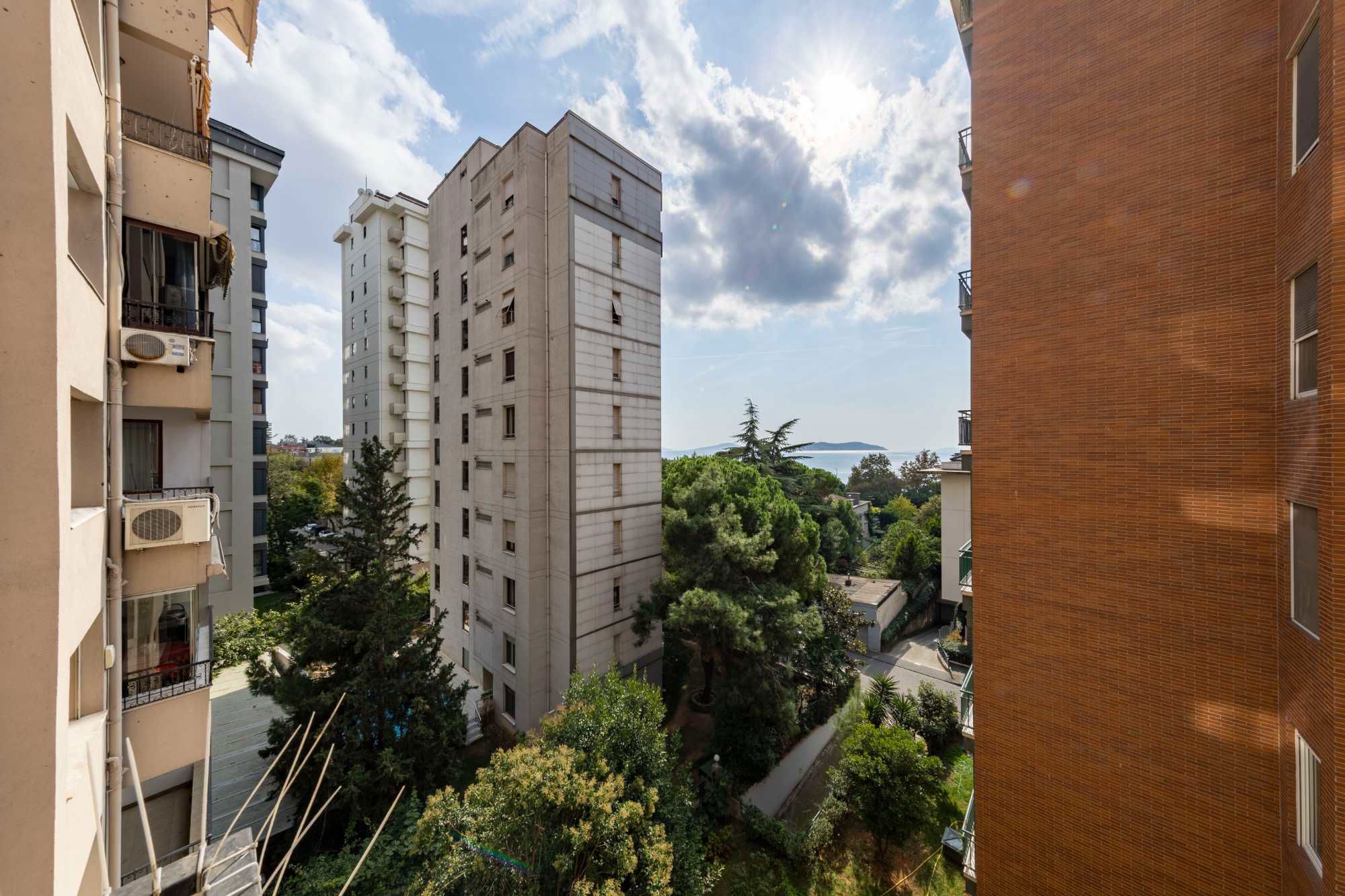 CADDEBOSTAN SAHİLDE ABDÜLKADİR NOYAN SOKAKTA SATILIK 4+1 DAİRE