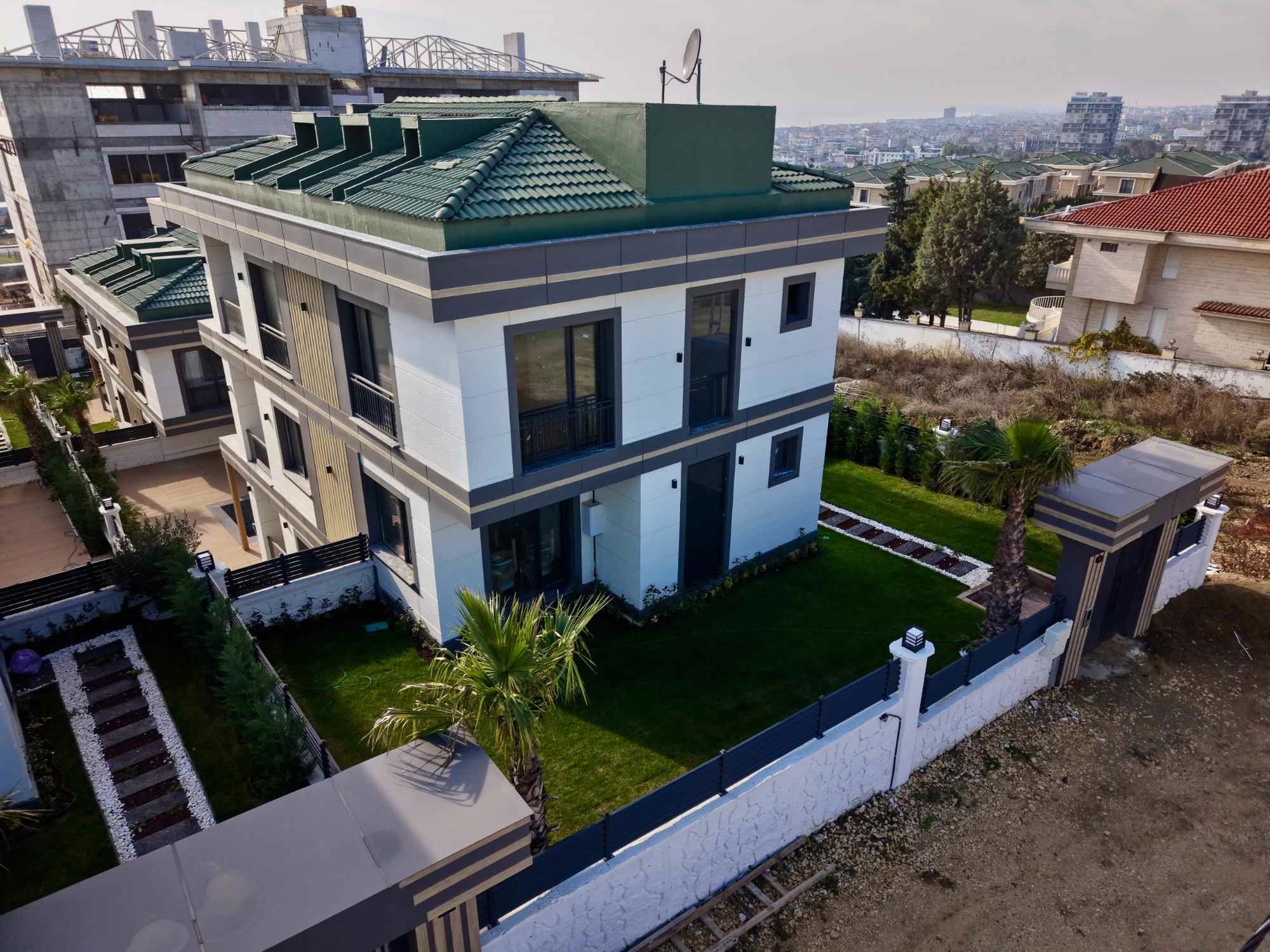 BÜYÜKÇEKMECE'DE SATILIK DENİZ MANZARZALI LÜKS 5 KATLI VİLLA