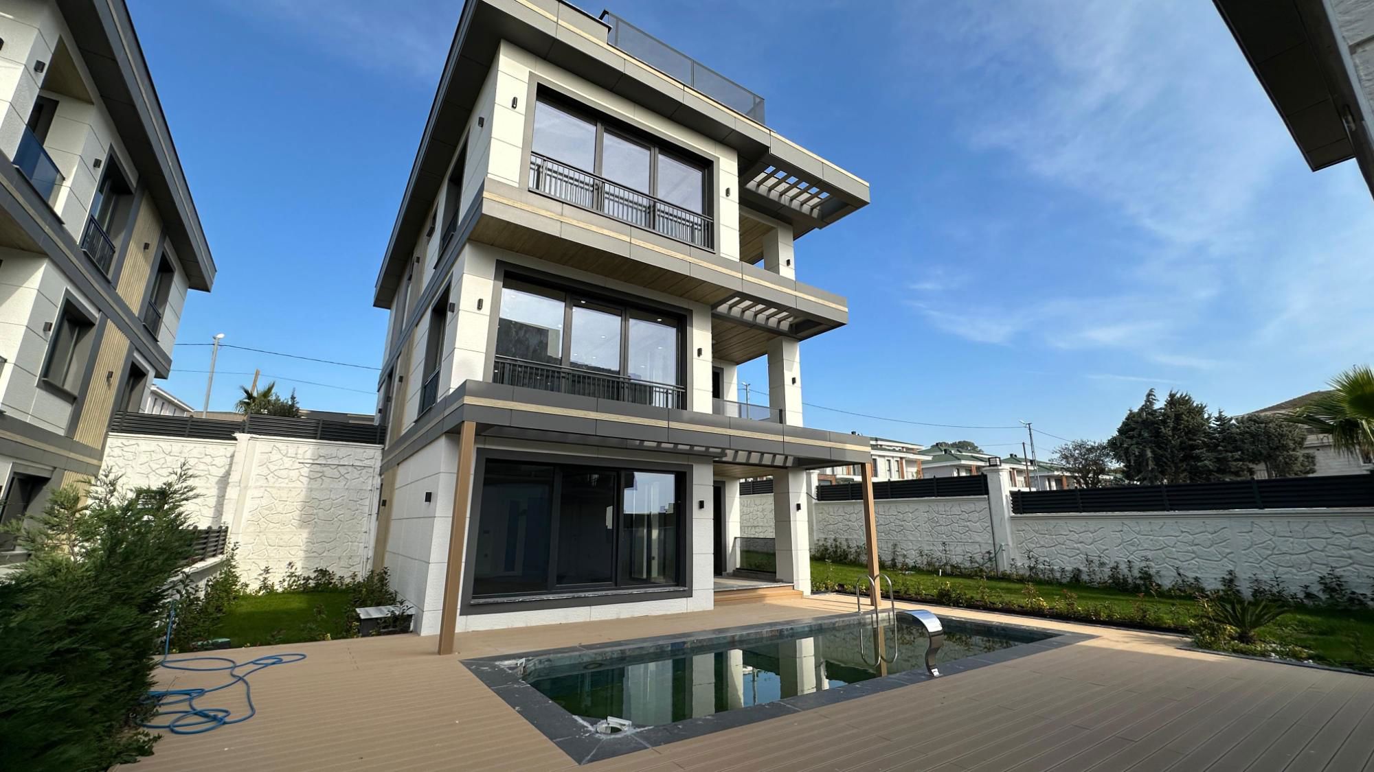 BÜYÜKÇEKMECE'DE SATILIK DENİZ MANZARZALI LÜKS 5 KATLI VİLLA