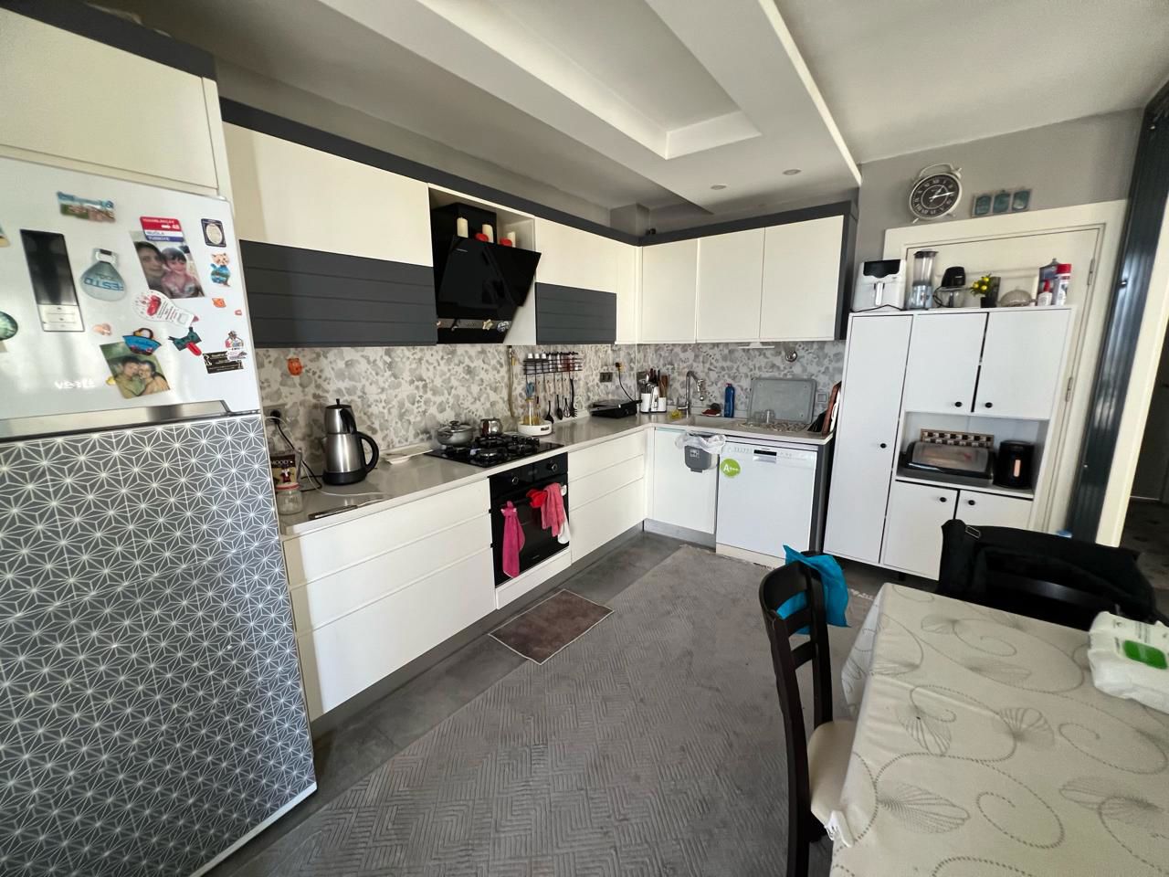 MERKEZI KONUMDA GENIŞ VE FERAH 3+1 MODERN DAIRE, HAVUZ & OTOPARK