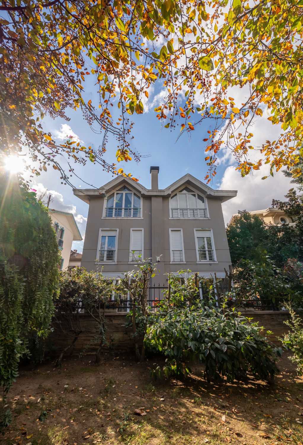 ATAŞEHIR’IN KALBINDE  OTURUMA HAZIR SATILIK MÜSTAKIL VILLA