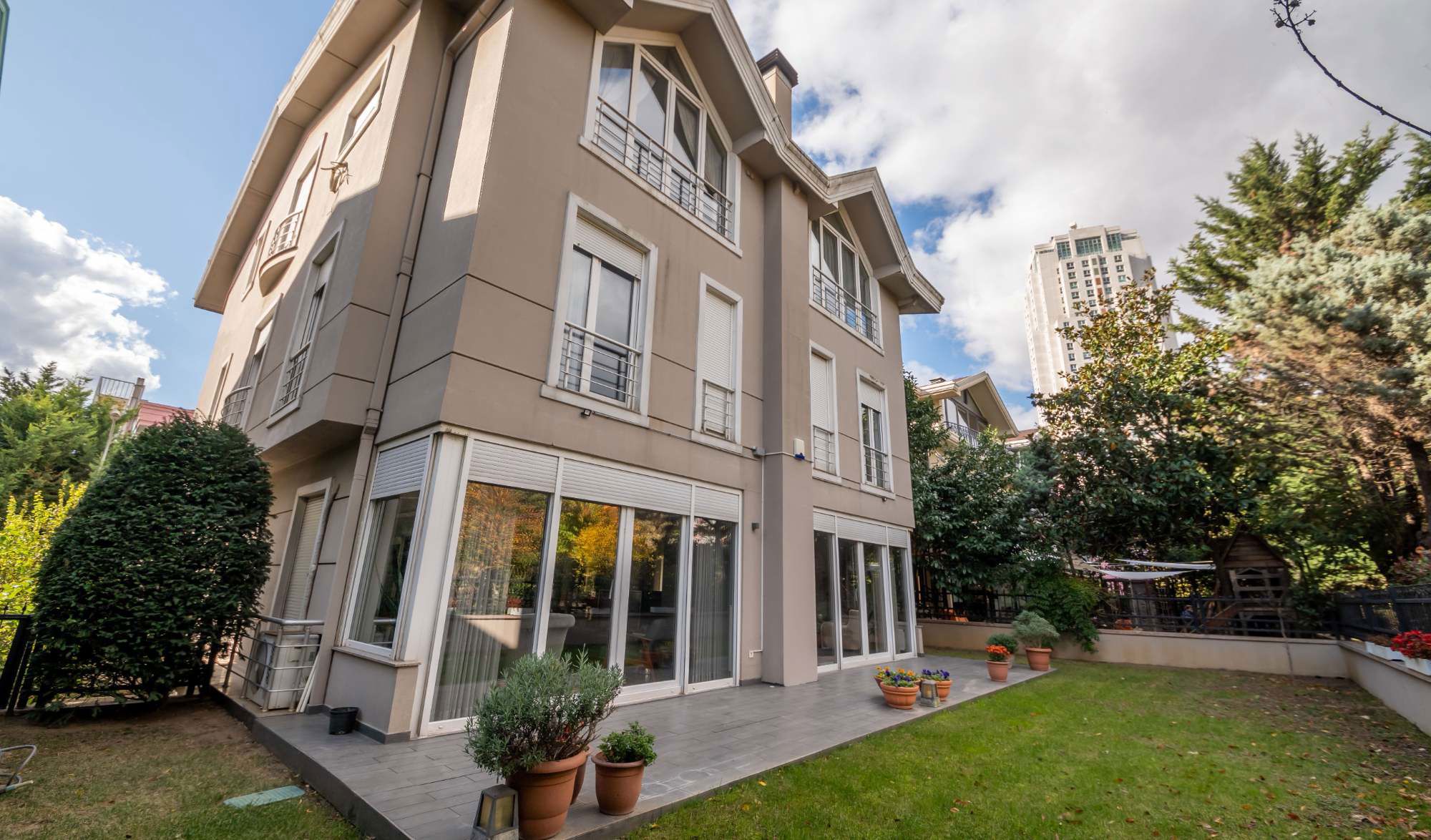 ATAŞEHIR’IN KALBINDE  OTURUMA HAZIR SATILIK MÜSTAKIL VILLA