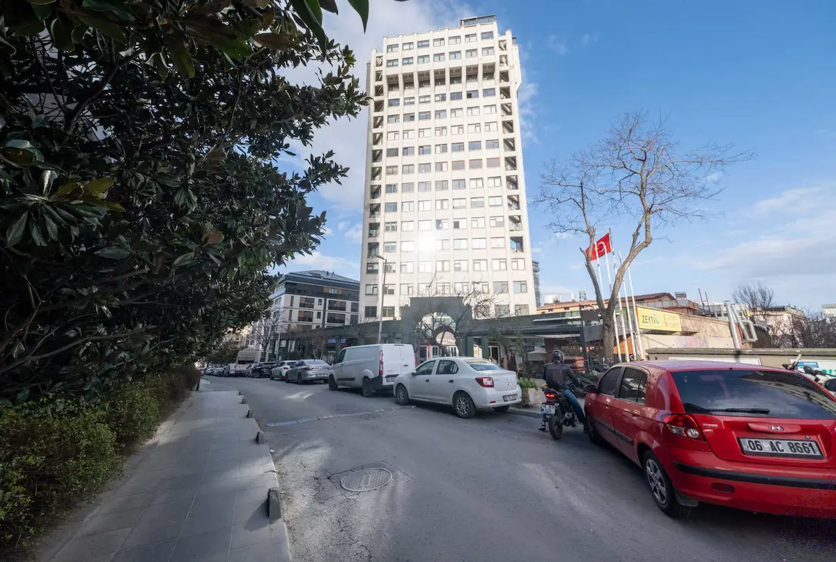 MECİDİYEKÖY İŞ MERKEZİNDE KATTA TEK KİRALIK İŞ YERİ