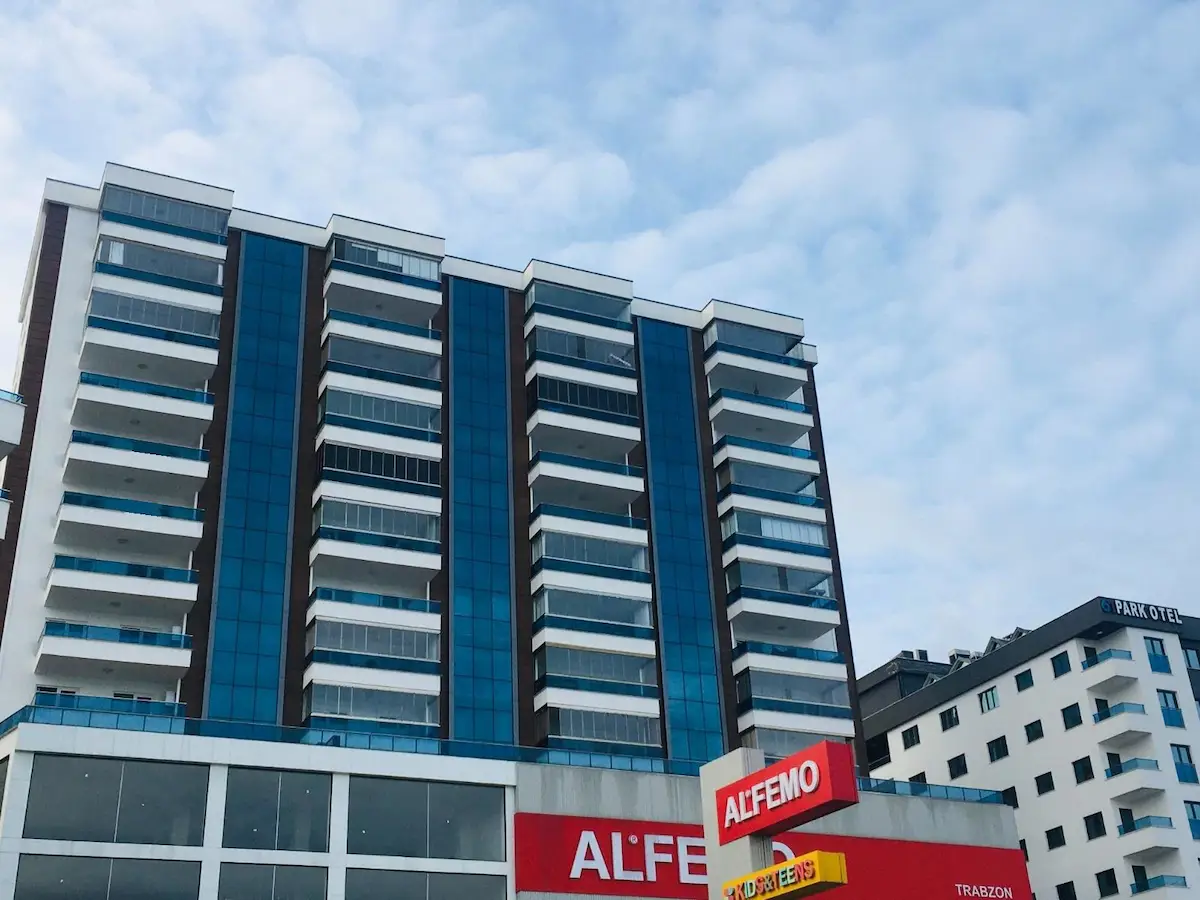 YALINCAK ANA YOL ÜZERİ DENİZ EVLER SİTESİNDE SATILIK 3+1 DAİRE