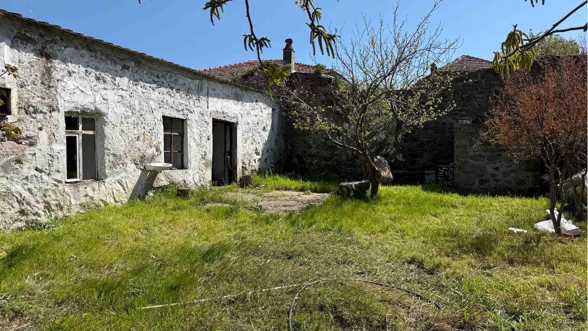ÇANAKKALE AYVACIK TAMIŞ’TA BAHÇELİ SATILIK KÖY EVİ