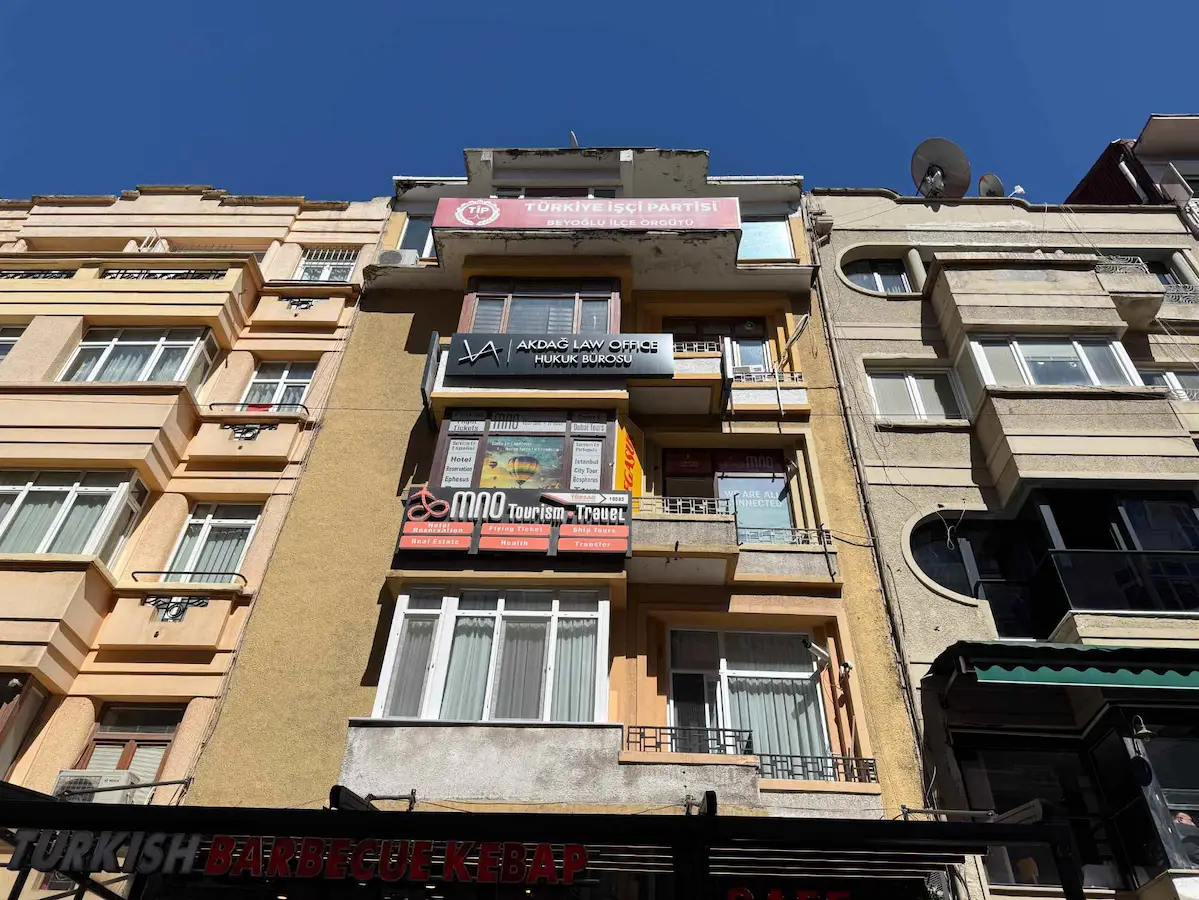 TAKSIM MEYDANINA YAKIN GENIŞ KULLANIMLI SATILIK 4+1 DAIRE
