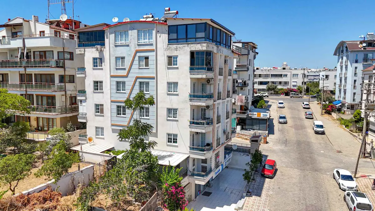 MÜSTAKİL TADINDA BAHÇELI AYRI MUTFAK DEV TERASLI 2+1