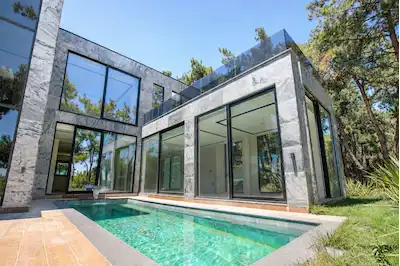 RE/MAX BEYAZ | BADEMLİ’DE 700 M² ARSADA MÜSTAKİL HAVUZLU LÜKS VİLLA