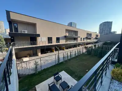 YAŞAMKENT’TE ÖZEL TASARIMLI VE GENİŞ BAHÇELİ KİRALIK VİLLA