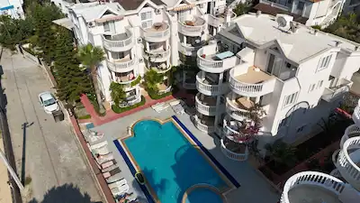 DİDİM MAVİŞEHİR’DE SAHİLE YAKIN, HAVUZLU SİTEDE 2+1, ÇİFT BANYOLU, GENİŞ BALKONLU DAİRE
