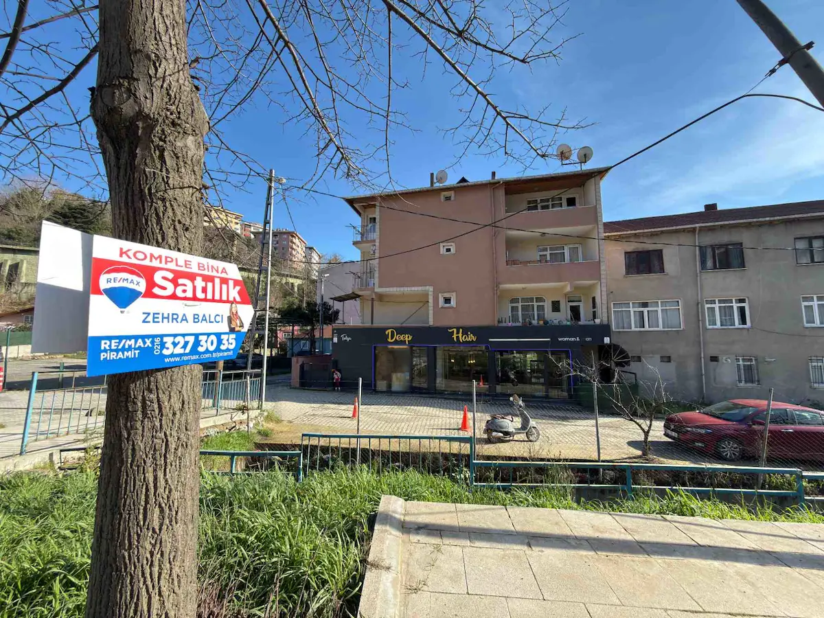 MERKEZİ KONUMDA EMSALSIZ KOMPLE SATILIK GENIŞ BINA