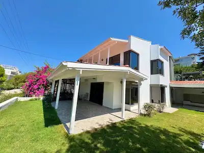 ÇEŞME DALYAN MARİNADA DENİZ MANZARALI 3+1 VİLLA