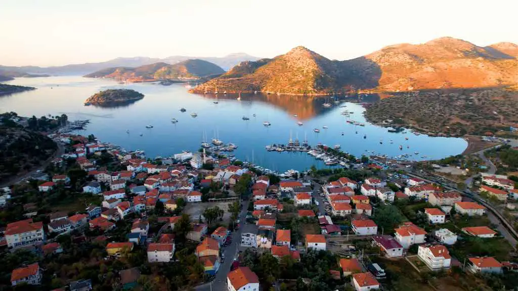MARMARİS BOZBURUNDA DENİZE YAKIN VİLLA İMARLI 1.357 M² ARSA