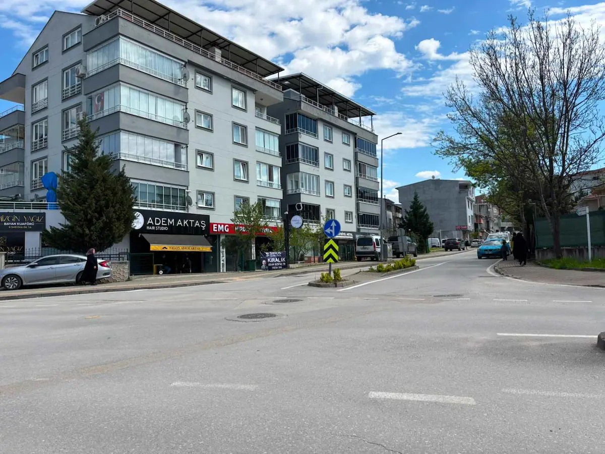REMAX AREADAN ÜÇEVLERDE KİRACILI FIRSAT SATILIK DÜKKAN