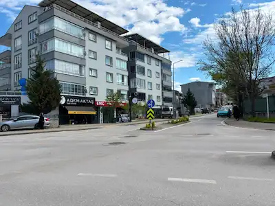 REMAX AREADAN ÜÇEVLERDE KİRACILI FIRSAT SATILIK DÜKKAN