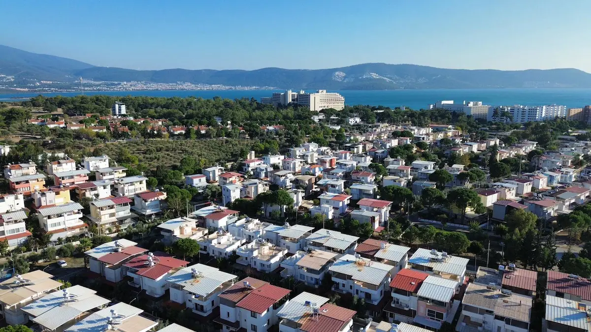 MERKEZI KONUMLU DENIZE YÜRÜME MESAFELI İKIZ VILLA