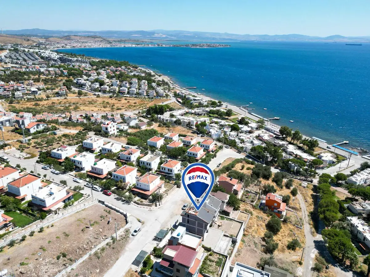 ÇANDARLI'DA DOĞA VE DENİZ MANZARALI HAVUZLU 4+1 VİLLA