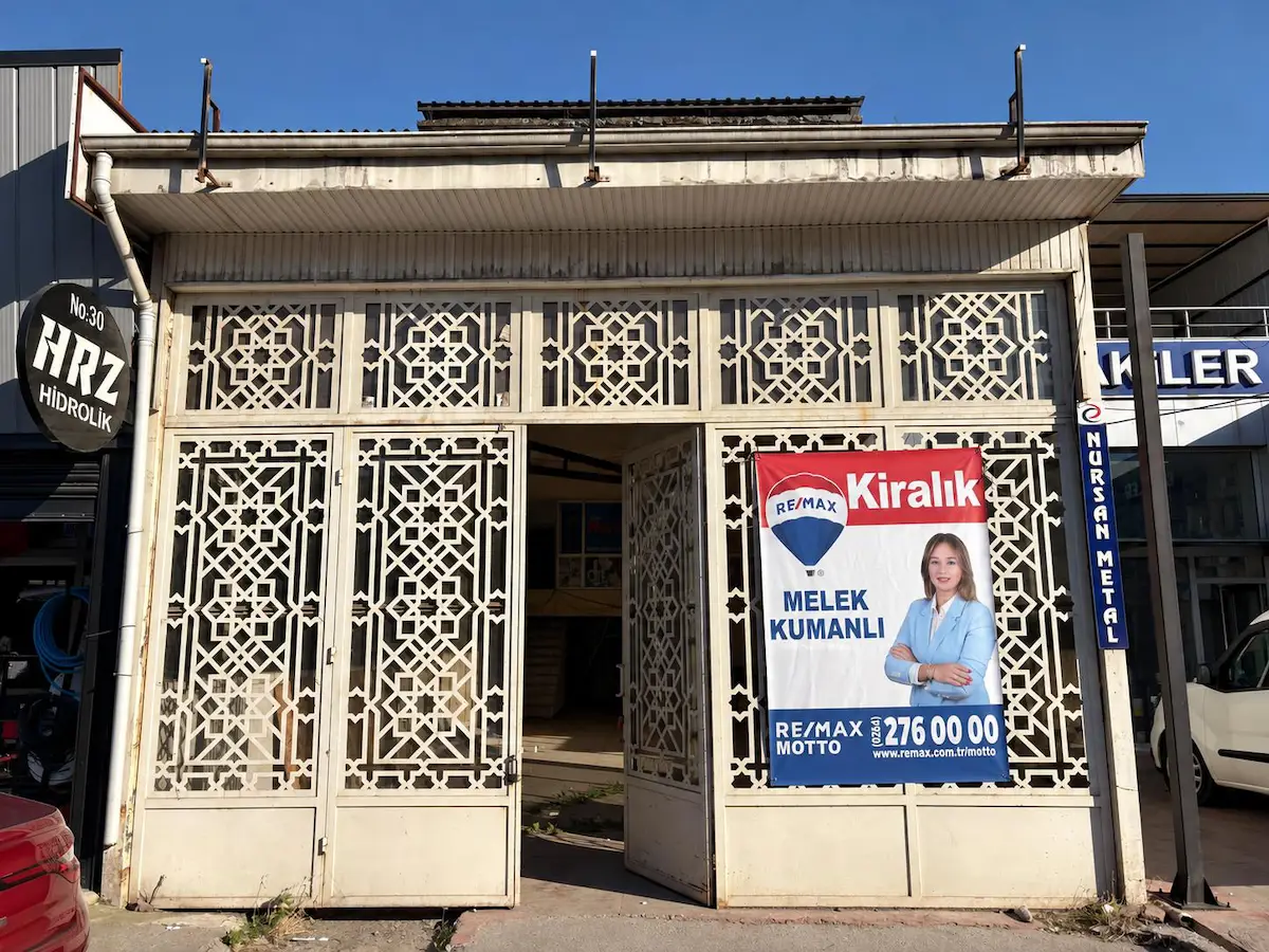 ARİFİYE DÖRTYOL OTO SANAYİDE KOMPLE KİRALIK TİCARİ BİNA