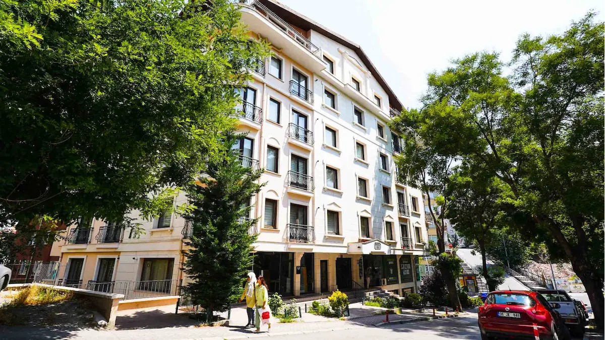 BÜLBÜLDERESİ ÜZERİ MOBİLYALI KAT KONUMUNDA VERANDALI 2+1 DAİRE