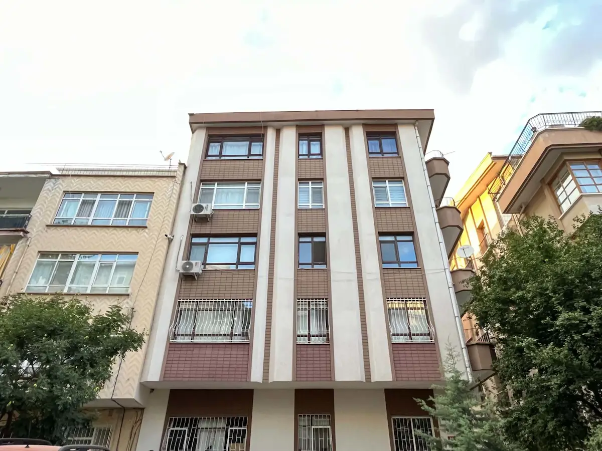 MALTEPEDE YENILENMIŞ 3+1 ŞEHİT MEHMET BAYDAR SOKAKTA  BALKONLU ÜST KAT